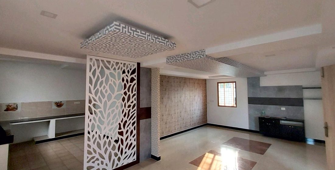 Finished apartment with a cut-pattern partition and false ceiling