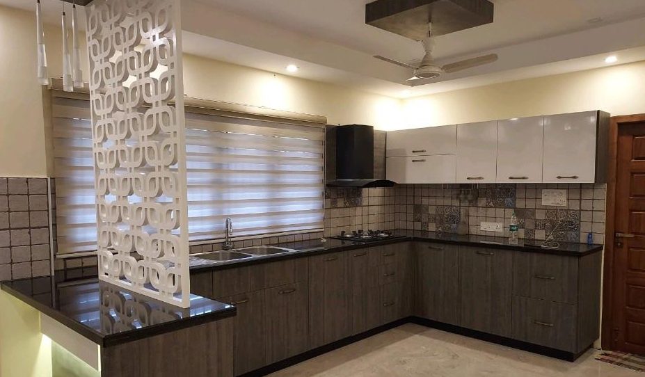 Finished kitchen with a cut-pattern partition and zebra blinds